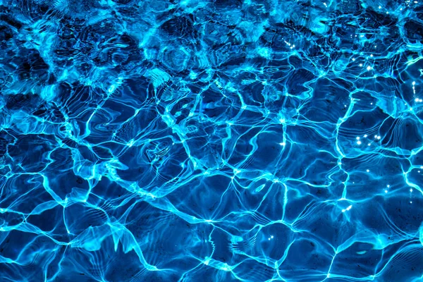 Acqua in piscina con riflesso solare. Acqua blu. Acqua ab — Foto Stock