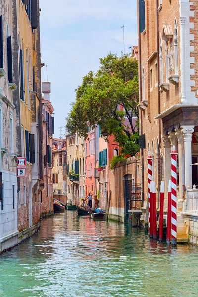 Canal com edifícios em Veneza, Itália — Fotografia de Stock