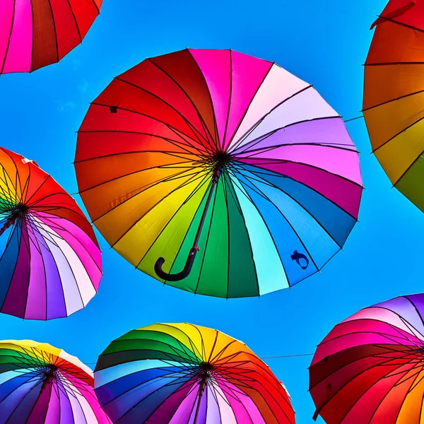 Çok renkli şemsiyeler arka plan. Sochi sokak dekorasyon, 