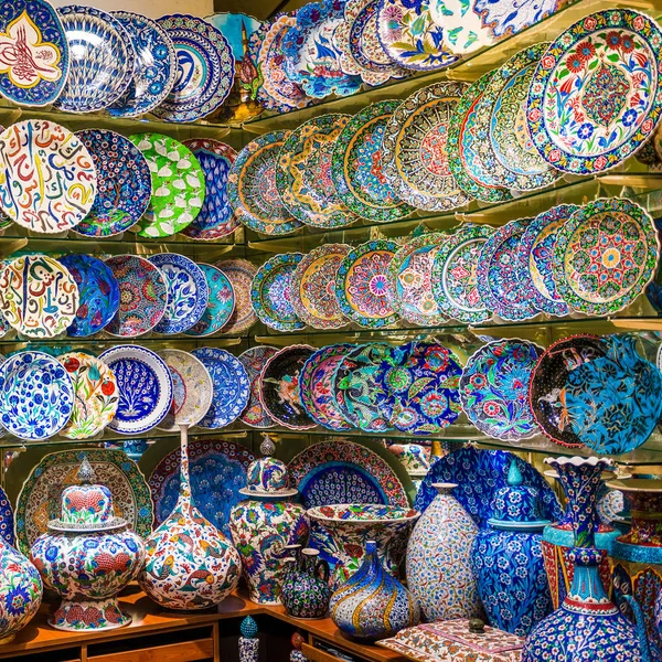 Cerámica turca a la venta en el Gran Bazar en Estambul, Turquía —  Fotos de Stock