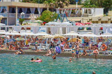 Sochi, Rusya Federasyonu - 06 Temmuz, 2017.People yüzmek ve güneşlenmek CI