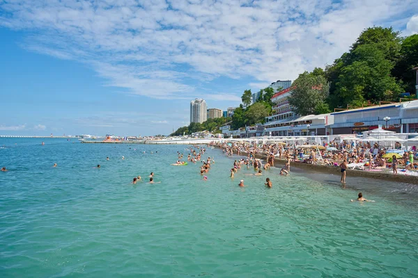 Sochi, Rusya Federasyonu - 06 Temmuz, 2017.People yüzmek ve güneşlenmek CI