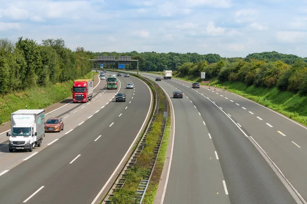 Dussseldorf, Almanya - 21 Ağustos 2017: Bir Alman highw trafik