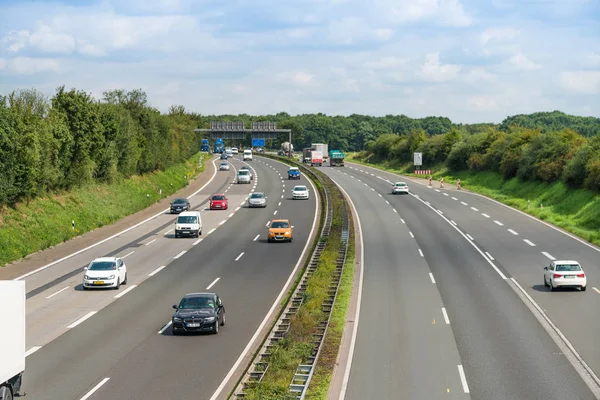 Dussseldorf, Almanya - 21 Ağustos 2017: Bir Alman highw trafik