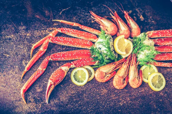 Fruits de mer. Jambes de crabe. pattes de crabe au citron frais — Photo