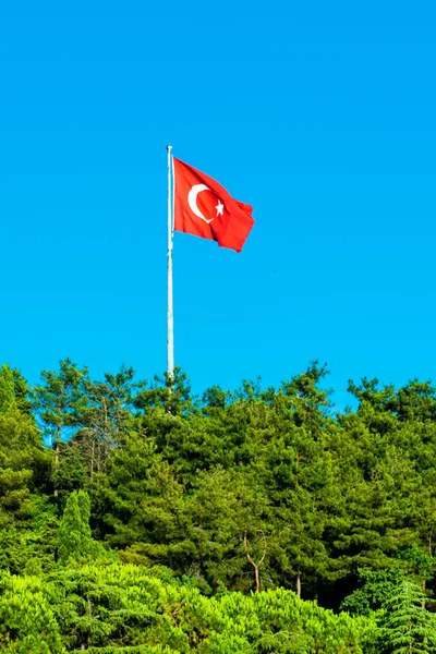 Флаг Турции на голубом небе. Флаг Турции — стоковое фото
