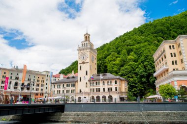 Sochi, Rusya Federasyonu - Haziran 21, 2017: Rosa Khutor Saat Kulesi ve infra