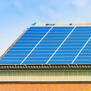 Bir evin çatısında güneş paneli. alternatif enerji photovolta