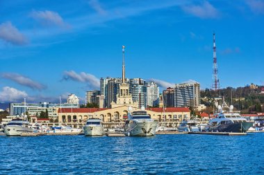Gün batımında Sochi, Rusya'nın bina liman
