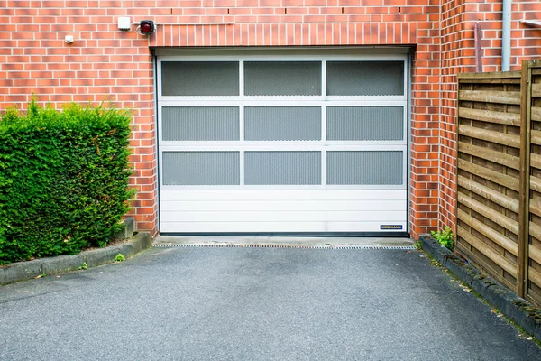 Garagedeur. de gevel van de deuren van de garage — Stockfoto