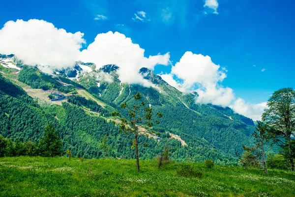 Montañas del Cáucaso. paisaje de montaña — Foto de Stock