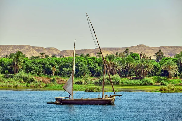 Традиционная лодка на реке Нил в Египте — стоковое фото
