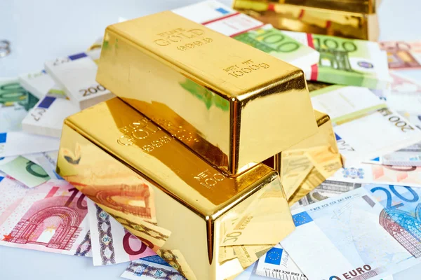 Χρυσή ράβδο και ευρώ χρήματα. Οικονομική έννοια — Φωτογραφία Αρχείου