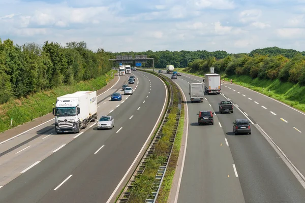 Dussseldorf, Almanya - 21 Ağustos 2017: Bir Alman highw trafik
