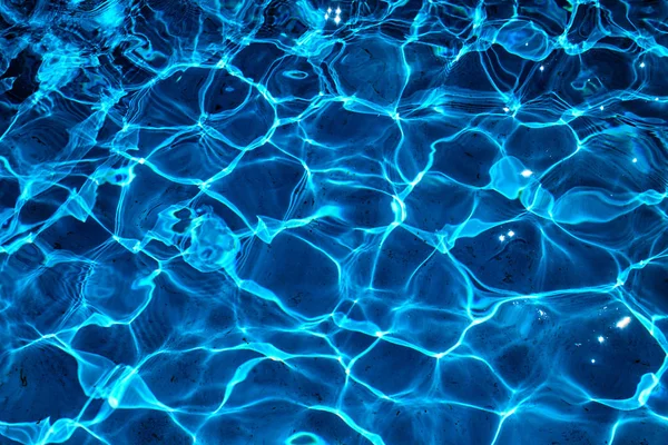 Woda w basenie z odbicie słońca. Niebieski wody. Ab wody — Zdjęcie stockowe