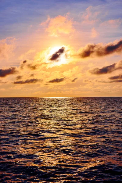 Coucher de soleil sur la mer. Coucher de soleil dramatique — Photo