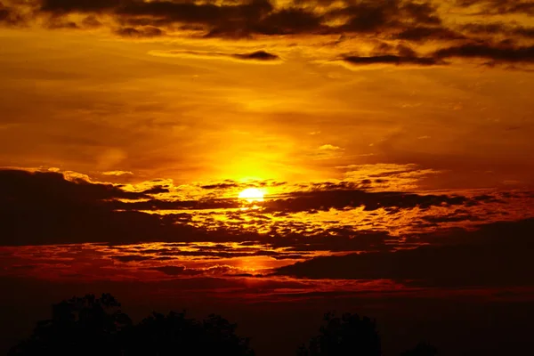 Ciel dramatique coloré avec nuage au coucher du soleil. Arrière-plan ciel doré — Photo