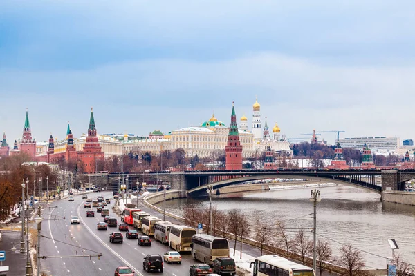 Vista del Kremlin de Moscú. Vista de invierno. Río congelado de Moscú —  Fotos de Stock