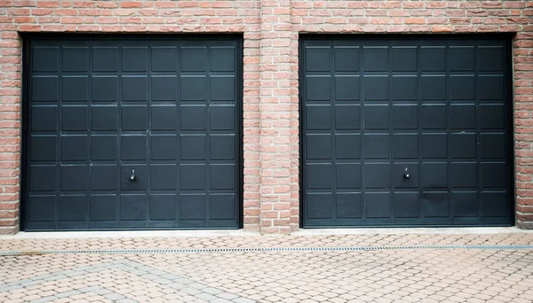 Garagedeur. de gevel van de deuren van de garage — Stockfoto