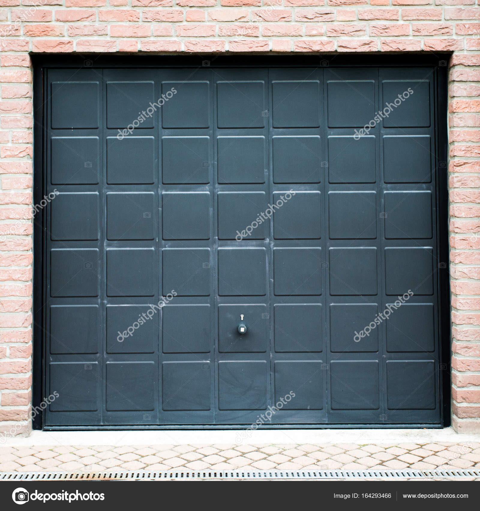Porta del garage. la facciata di porte da garage — foto stock ... Porta del garage