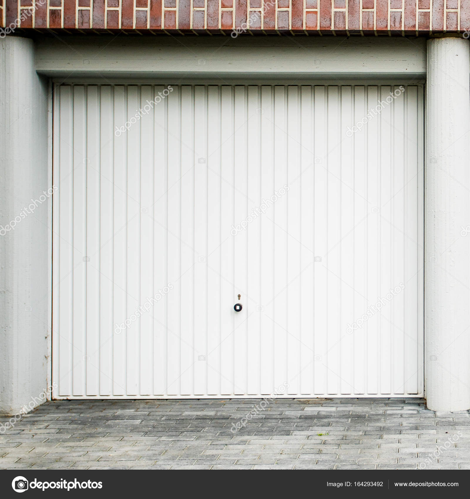 Porta del garage. la facciata di porte da garage — foto stock ... Porta del garage