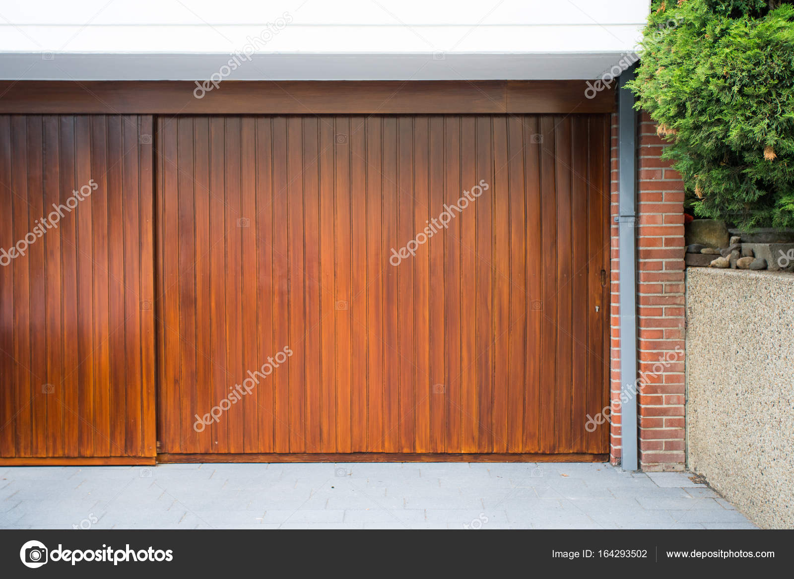Porta del garage. la facciata di porte da garage — foto stock ... Porta del garage