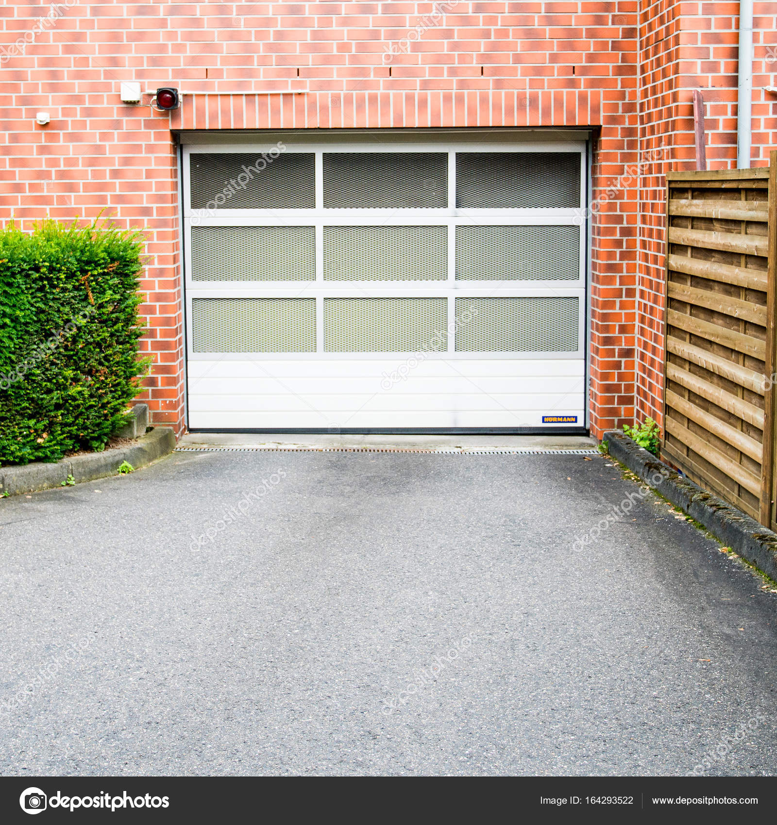 Porta del garage. la facciata di porte da garage — foto stock ... Porta del garage