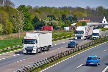 Düsseldorf, Almanya - 20 Nisan 2017: otoyol büyük kargo t ile