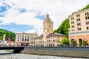 Sochi, Rusya Federasyonu - Haziran 21, 2017: Rosa Khutor Saat Kulesi ve infra