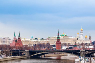 Moskova Kremlin görünümünü. Kış görünümü. Donmuş Moskova Nehri