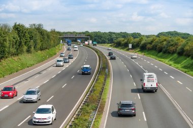 Dussseldorf, Almanya - 21 Ağustos 2017: Bir Alman highw trafik