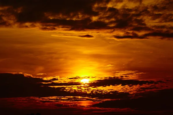 Céu dramático. Céu bonito — Fotografia de Stock