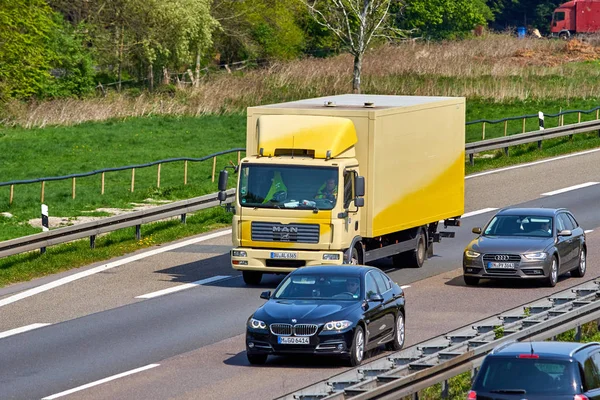 DUSSELDORF, ALEMANIA - 20 DE ABRIL DE 2017: camión de transporte en la caminata —  Fotos de Stock