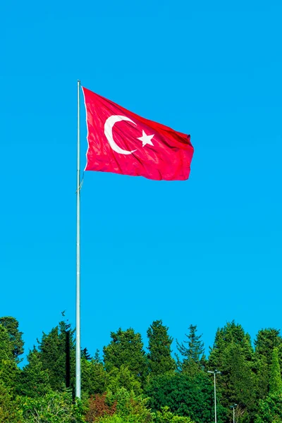 Truthahnfahne am blauen Himmel. Türkische Flagge — Stockfoto