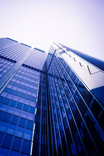 Rascacielos de negocios modernos. Edificio de oficinas de cerca. moderno g —  Fotos de Stock