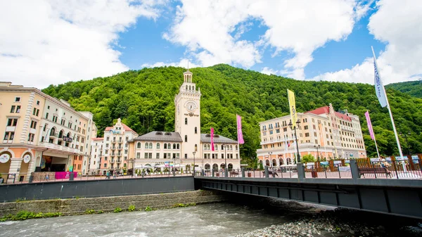 Sochi, Rusya Federasyonu - Haziran 21, 2017: Rosa Khutor Saat Kulesi ve infra