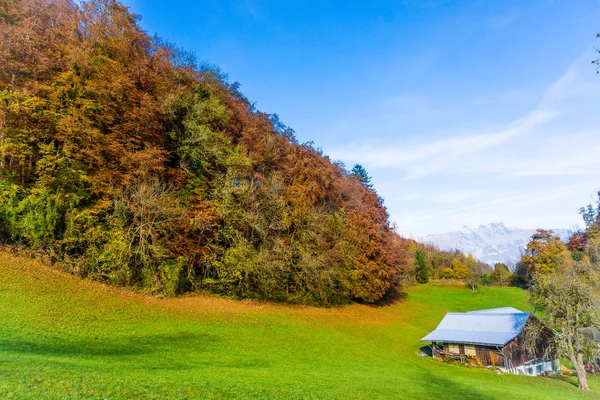 Hermosa cabaña de montaña pequeña. Suiza, Europa . —  Fotos de Stock