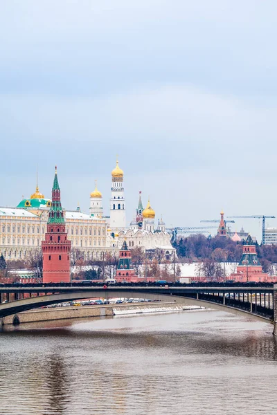 Vista do Kremlin de Moscovo. Vista de inverno. Rio Moscovo congelado — Fotografia de Stock