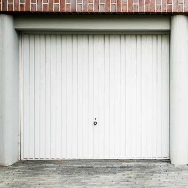 Porta da garagem. a fachada das portas de garagem — Fotografia de Stock