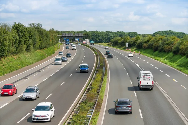 Dussseldorf, Almanya - 21 Ağustos 2017: Bir Alman highw trafik — Stok fotoğraf