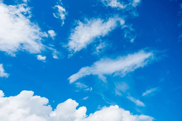 Nuvens. nuvens do céu. céu azul. linha do horizonte — Fotografia de Stock