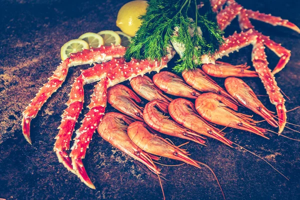 Meeresfrüchte. Krabbenbeine. Krabbenkeulen mit frischer Zitrone — Stockfoto