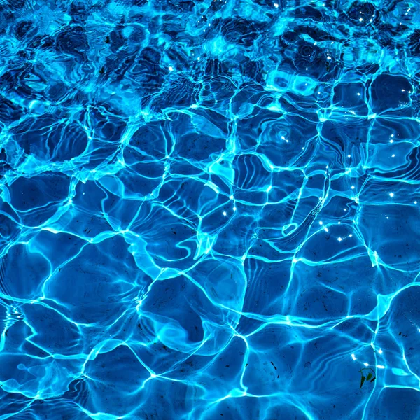 Acqua in piscina con riflesso solare. Acqua blu. Acqua ab — Foto Stock