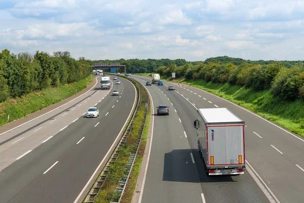 Dussseldorf, Almanya - 21 Ağustos 2017: Bir Alman highw trafik — Stok fotoğraf