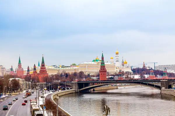 Widok na Kreml. Zimowy widok. Zamarznięta rzeka Moskwa — Zdjęcie stockowe