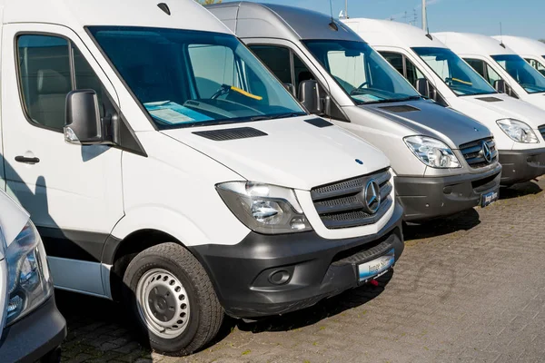 Mönchengladbach, Almanya - 30 Nisan 2017: Mercedes Benz showro