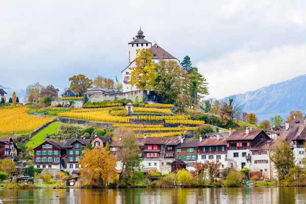 Casas tradicionales, iglesia. Suiza. Hermoso landsc alpino — Foto de Stock