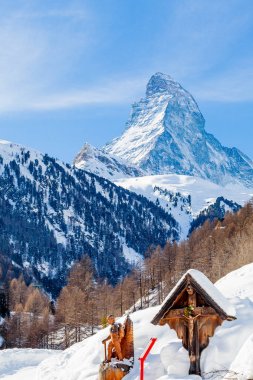 Mavi gökyüzü ile güneşli günde karlı Matterhorn tepe üzerinde doğal görünümü.