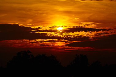 renkli dramatik gökyüzü günbatımı, Cloud. Altın gökyüzü adam