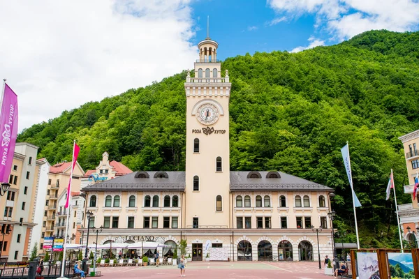 Sochi, Rusya Federasyonu - Haziran 21, 2017: Rosa Khutor Saat Kulesi ve infra